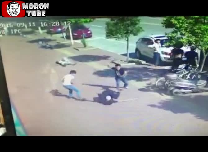 Video :Kung fu expert confronting two machete-wielding guys (public advertisement)